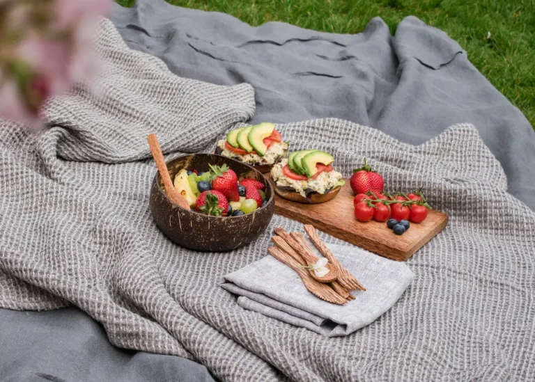Pique-nique nature avec salade de légumes locaux.