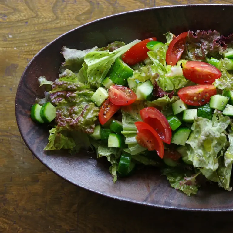 Salade de légumes d'été à base de concombre et tomates.